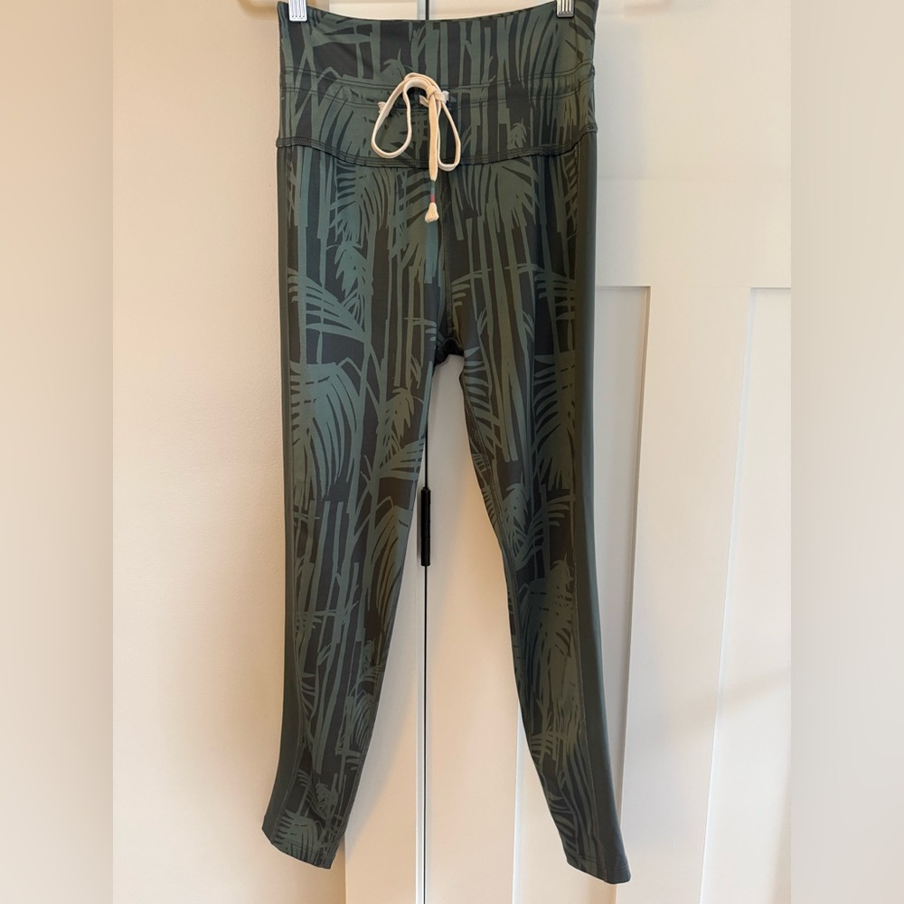 Beyond Yoga Luxe Tropical Palm Foliage Green Leggings High Waist Ankle M NWOT